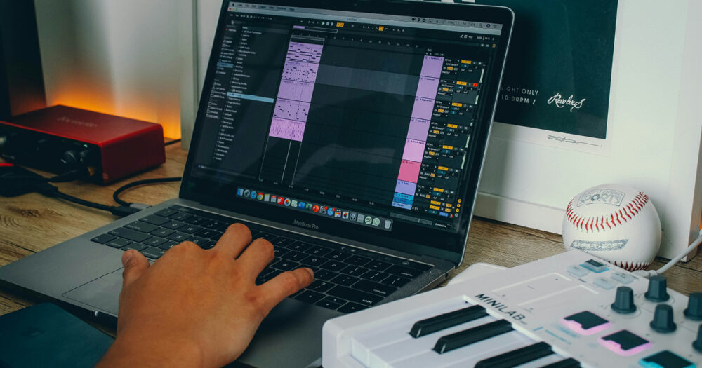 Ellie James • Comment écrire une chanson dans sa chambre avec Ableton Live ?